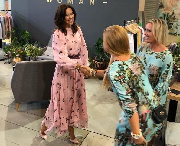 丹麦王储妃参加时尚活动，印花裙很有女神范，优雅赶超凯特王妃