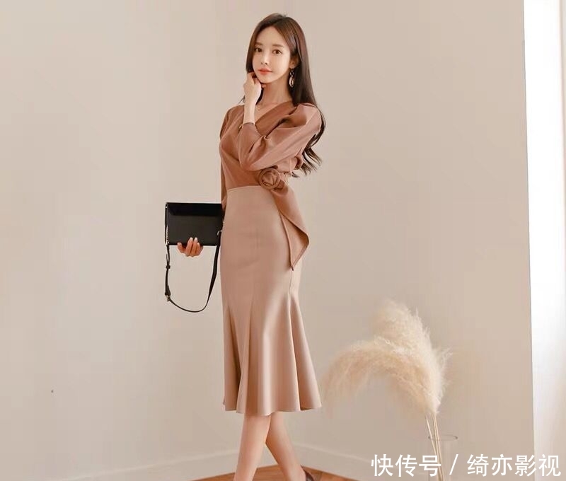  性感■春日，30+的上班族怎么穿好看？这几款轻熟风套装，优雅又性感！