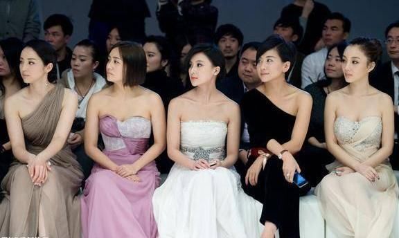 娱乐圈一张神奇的照片，5人合照已有3人出事，难道是被诅咒了？