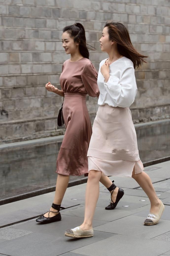 丰腴又高挑的紧身裙小姐姐穿出优美动人，令人眼前一亮！