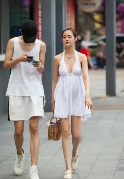 丰盈有活力的紧身打底裤小姐姐，黄金比例的身段，勾勒出迷人曲线