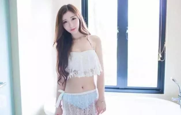 知性优雅的时尚泳衣美女，很有韵味，让人百看不厌