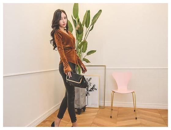 尹爱智穿上这样的皮裤，展现出优美的身材曲线，时尚又有女人味