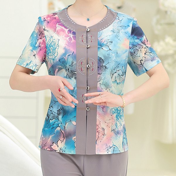 皮肤暗黄的妈妈别乱穿，瞧瞧这些女人穿的妈妈装，显嫩显白显气质