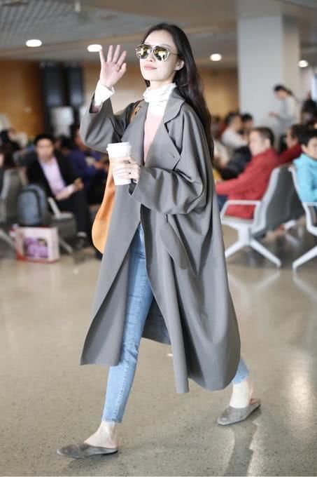  #高跟穆勒鞋#小白鞋失宠了，今年最火的“鞋子”是它，搭配风衣大衣特有范