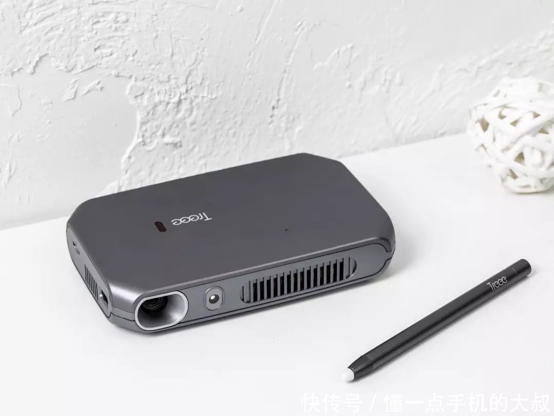 绝对逆天黑科技投影仪,投影在哪里,触控屏就在