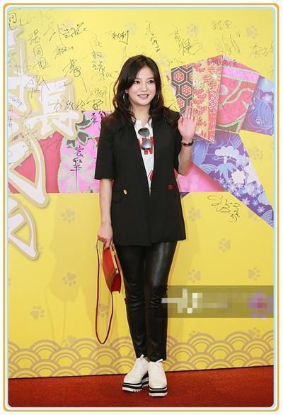 当42岁赵薇同台52岁温碧霞，网友：终于见识到假脸的最高形式了