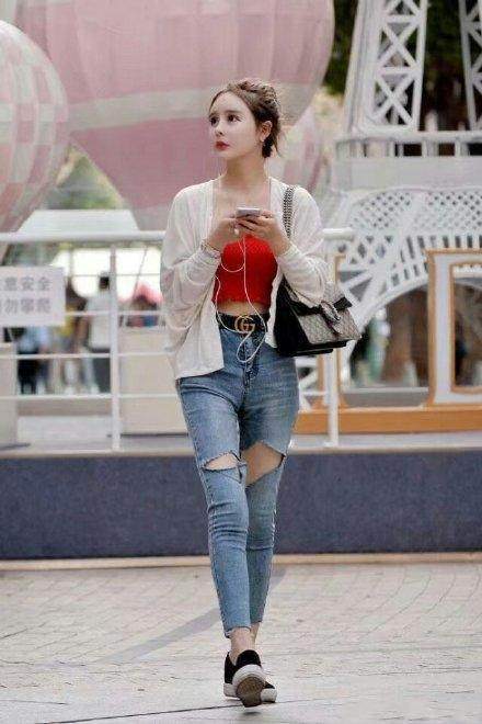街拍：优雅时尚的打底裤小姐姐穿出完美的轮廓美，令人百看不厌！