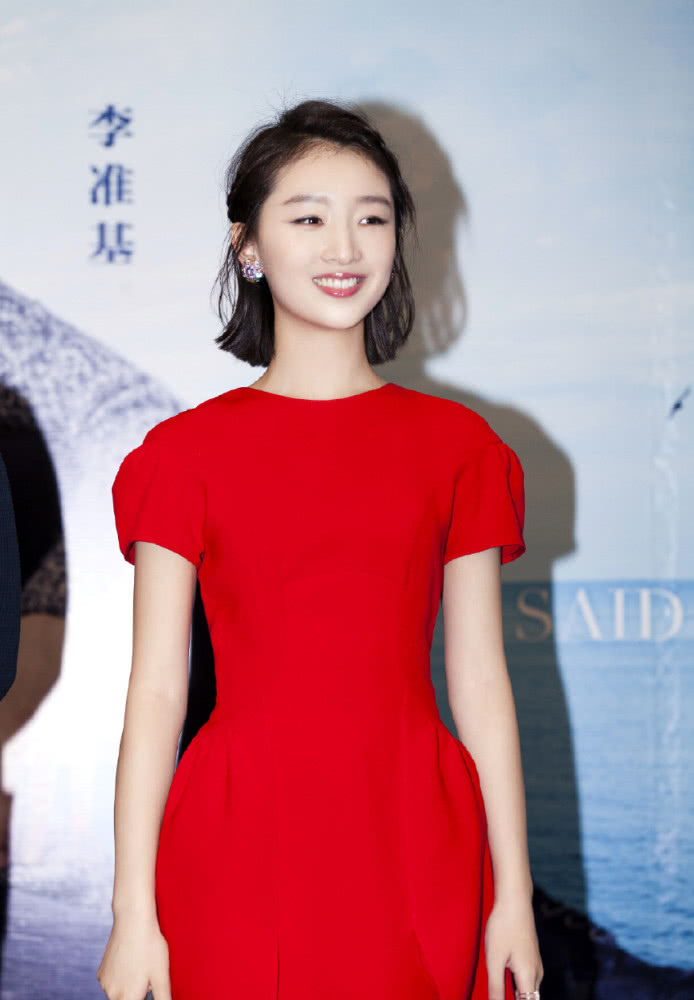 周冬雨身穿一袭红色连衣裙，尽显女神气质，网友：发型才是亮点