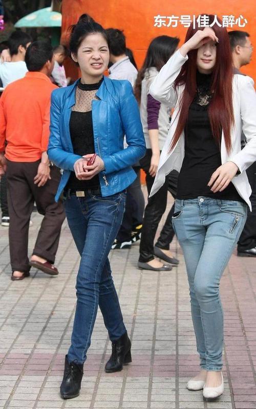 胸前吊带让人着迷，包臀裙紧裹翘臀，曲线完美勾人无比