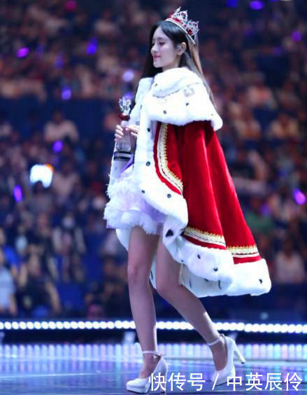 鞠婧祎如今变身性感女王，情趣穿搭让人挪不开眼，身材好到逆天！