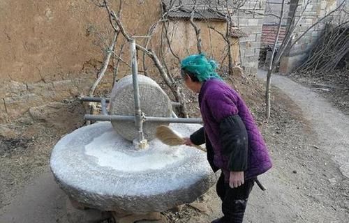  储藏■地窖遭废弃，丰收的红薯咋储藏？农民搬出老物件，太实用