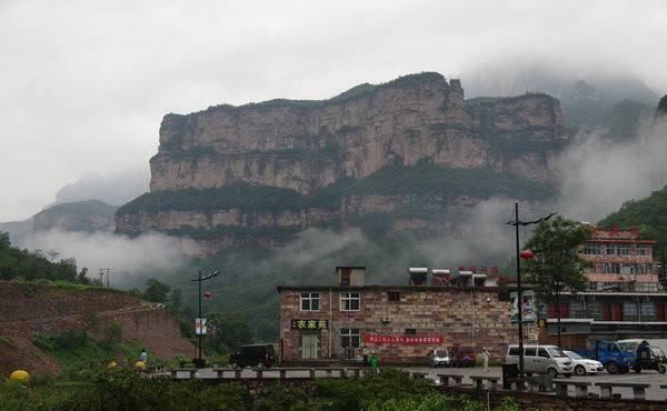 点缀在太行之间的神奇建筑，大块岩石当房顶，已沿用上百年