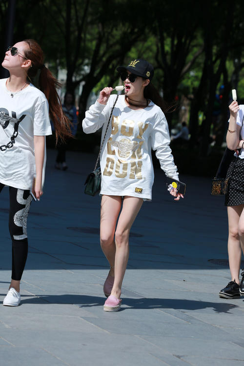 姑娘玩起下衣消失来,也是位行家