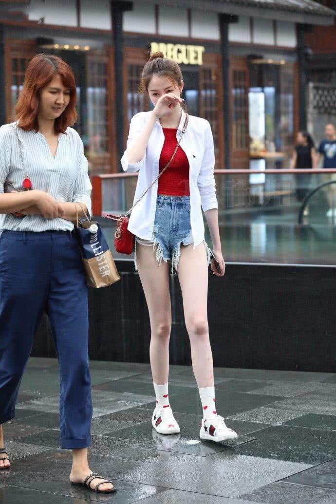 美女的”漫画腿“，穿这么宽的牛仔短裤，网友:你是咋想的