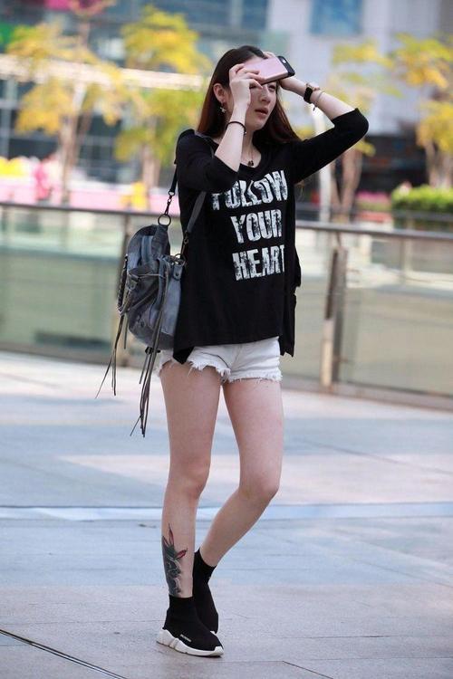 路人街拍，都市女性穿着清凉又时尚，身材高挑举手投足流露出自信