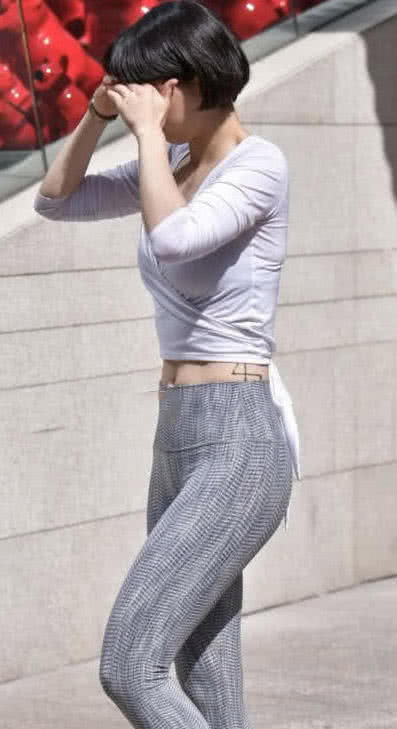 可爱小姐姐紧身运动裤绷出肥硕臀型，Q弹十足