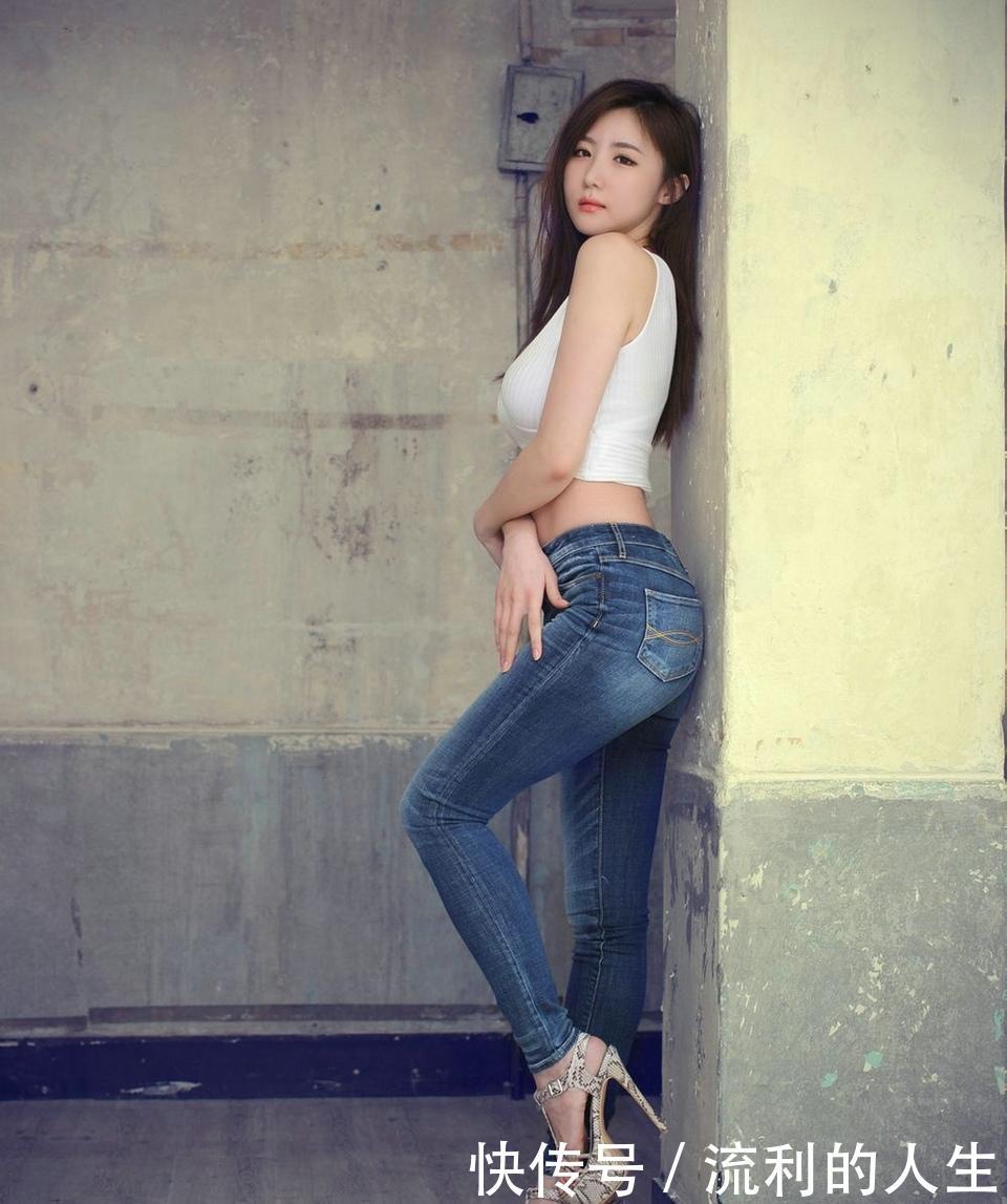街拍: 美女穿紧身牛仔裤美照, 漂亮大方又吸引人