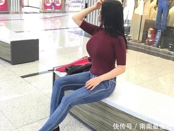 舒适:街拍:时尚穿搭的牛仔裤美女,展现优雅简约的时尚姿态,好看