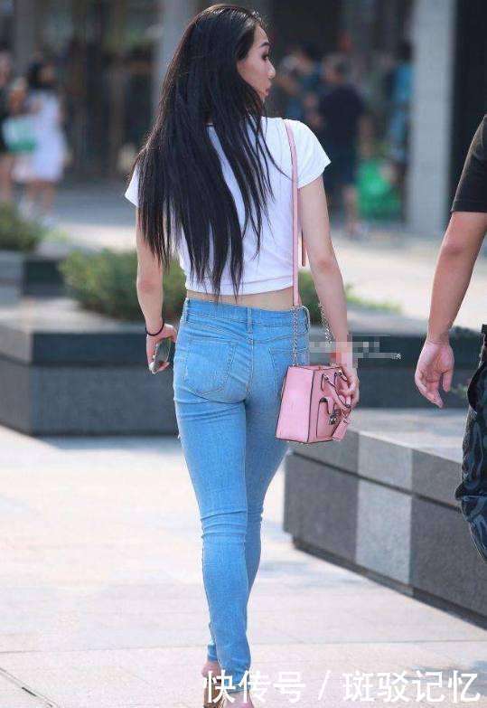 街拍:紧身牛仔裤穿在身材出众小姐姐身上, 尽显修长的美腿