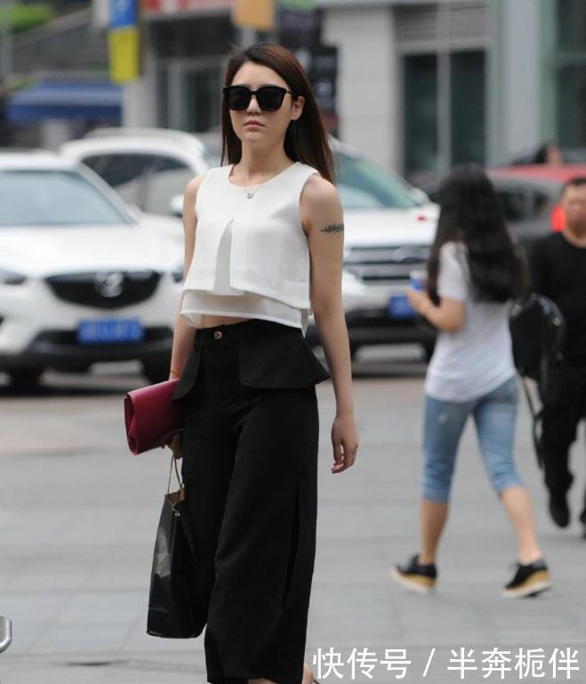 『长裙』小姐姐高腰衫配白色长裙,简单的穿搭也很有女人味