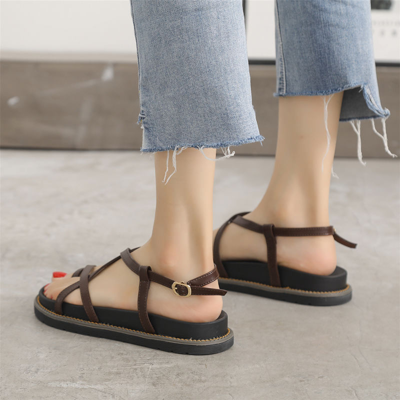 如今奔4奔5的女人都喜欢穿这种鱼嘴鞋，时髦百搭高挑有味道