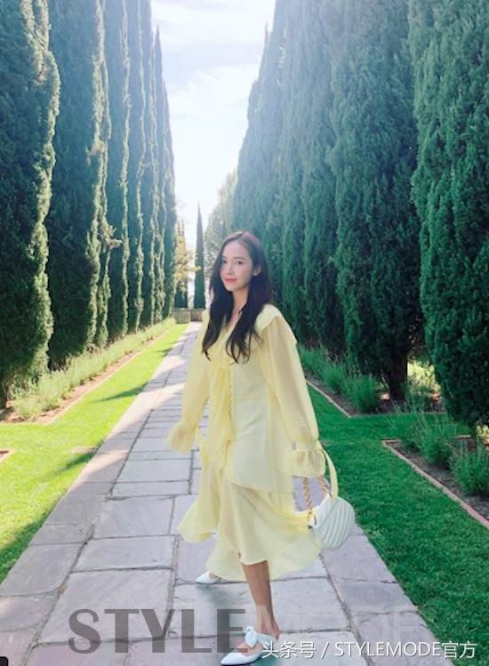 拜拜黑白灰，裙子选这些颜色最吸睛！