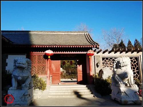 北京市内唯一一座具有田园风光的山村野趣公园，四头猪在路旁应景