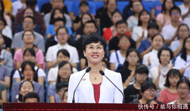  『武亦姝』北大新生报到，热度却不及清华，难道是因为没有武亦姝的加入