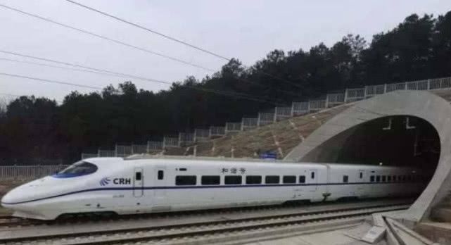 最“难熬”的高铁，7个小时基本漆黑，而且手机也没有信号