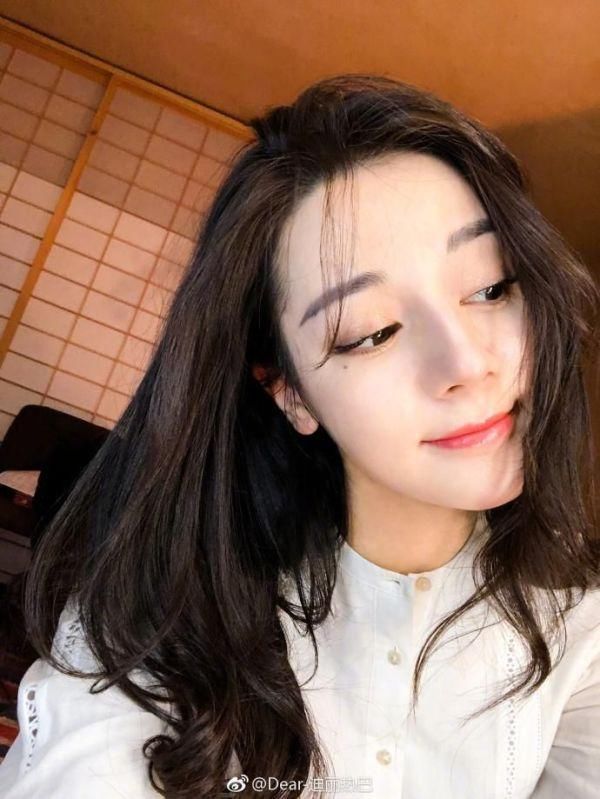 迪丽热巴五官是硬伤，却看起来美艳惊人 为什么