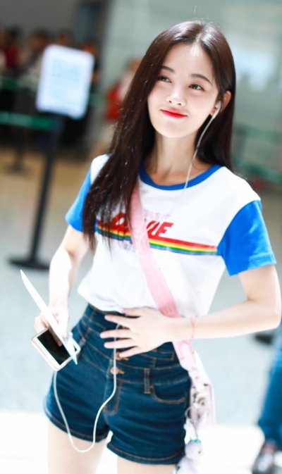 鞠婧祎:举手投足间俏皮动人,女人味十足