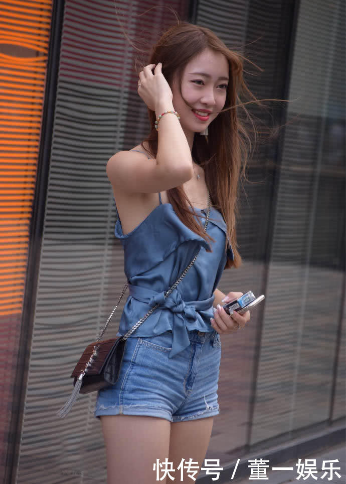 姿色绝佳吊带小美女，闺蜜丰满的身材把她秒杀，皮肤白身材好两位