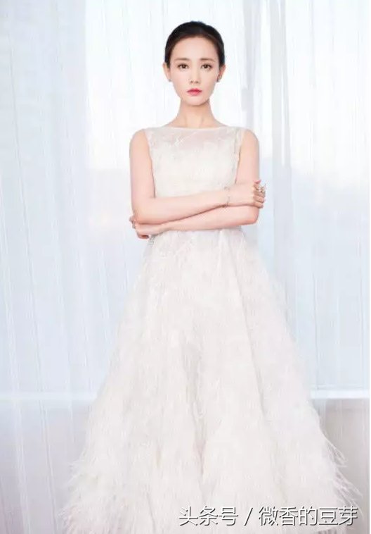 李一桐穿红裙秀身材，被“胶带奖杯”抢镜，网友:就是这么接地气