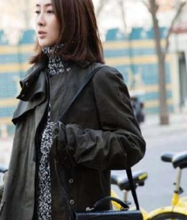 马苏放飞自我，短裤越穿越短，还不如不穿更舒服。网友：这膝盖伤