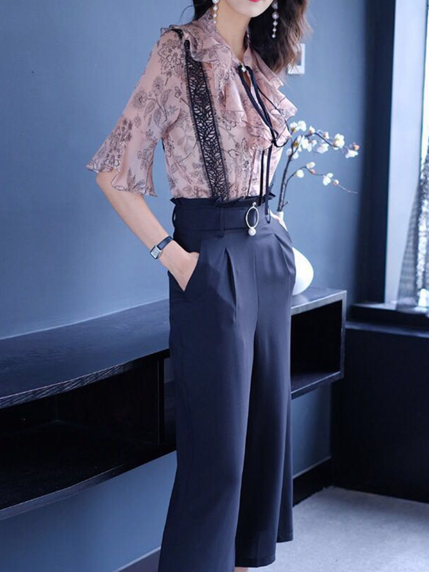 穿阔腿裤的女生，搭配新潮靓丽出行