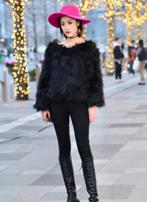  「美女」美女时尚街拍：浓眉大眼的美女，一件黑色上衣配黑色打底裤，时尚帅气十足