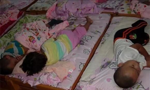 孩子在幼儿园午睡实拍，看完后，你给孩子买衣服还敢只图好看吗？