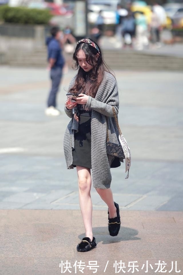  搭配|路人街拍，美女穿着一件v领的黑色连衣裙，显得清新自然