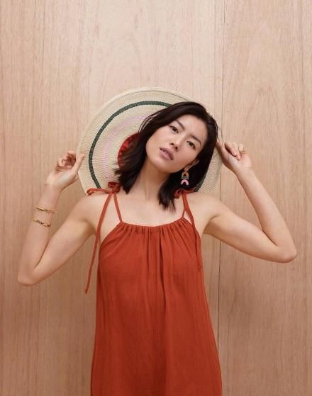 草帽能有多时尚?李沁、热巴旅游都带它，唐艺昕这个笑容我给满分