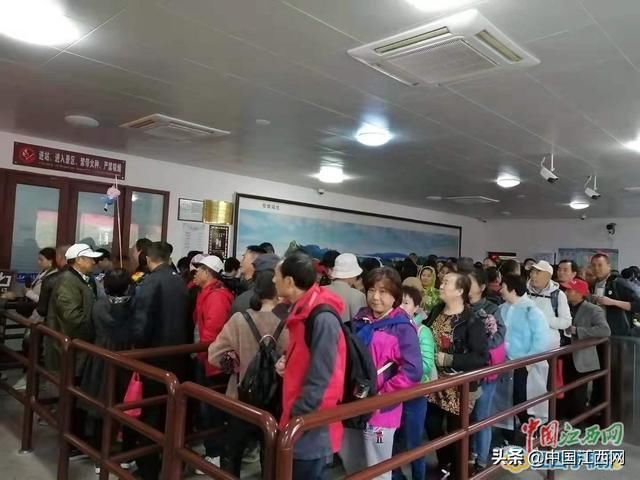 天气冷了灵山“热”了 上饶灵山风景区迎来千人团游客