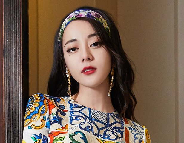 穿艳丽印花长裙的热巴，明艳动人，风姿绰约!美得不像话!