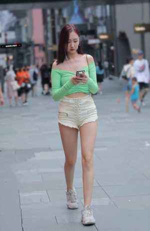  #漂亮#女人怎样才能穿得既简单又漂亮，遵循这四条规律，充满了高级感觉
