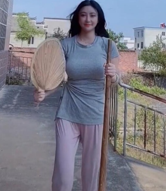  『水蛇腰』普通的短袖扎起来, 却意外衬托出水蛇腰, 普通人还真学不来