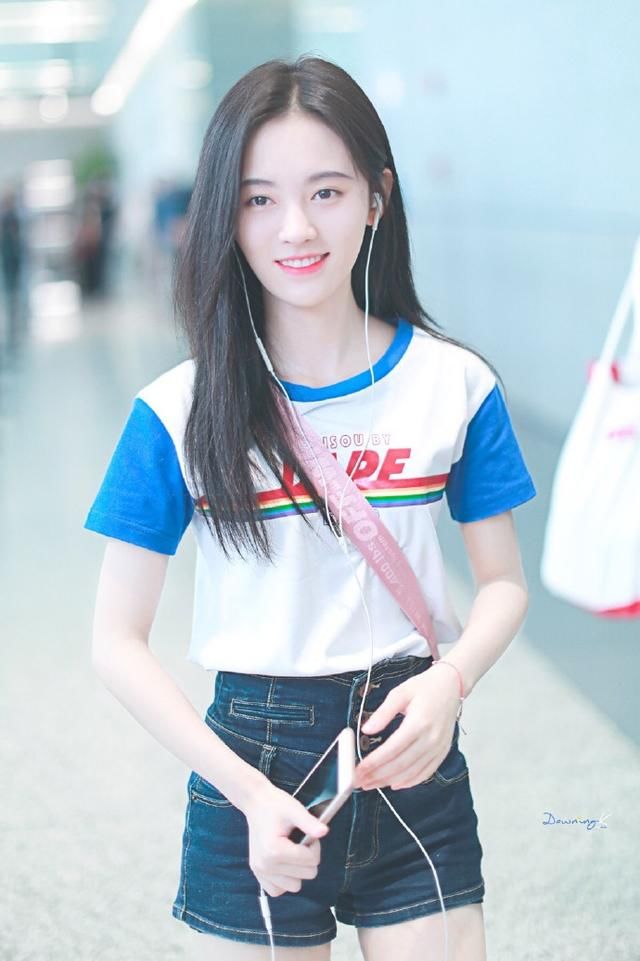 鞠婧祎身穿高腰牛仔短裤短到尽头，黑色打底裤都漏出来了