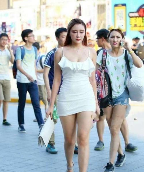 街拍美女穿着性感的挂脖连衣裙,将女性的曲线美展现的淋漓尽致!