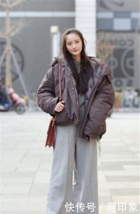  #妩媚#街拍美女黑色上衣配阔腿裤，身材苗条有致，妩媚又动人