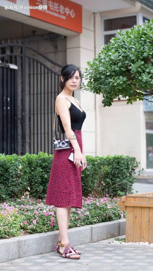 街拍：图四穿的吊带裙性感迷人，图六是标准的大长腿美女