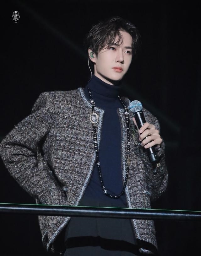 王一博跨年演唱会造型