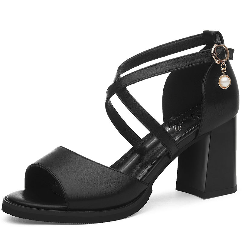 不骗你，下面这几款女鞋超级美还时尚，不闷巨舒适，穿上清新优雅